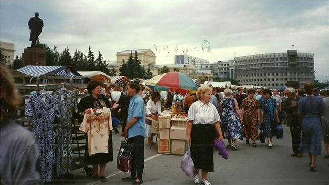 В 1990-е на фоне памятнику Ленина было сложно сфотографироваться, зато купить получалось всё что угодно<br> В 1990-е на фоне памятнику Ленина было сложно сфотографироваться, зато купить получалось всё что угодно<br>