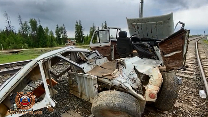 Старый УАЗ залетел под грузовой состав, есть погибшие: инспекторы выясняют, кто был за рулем