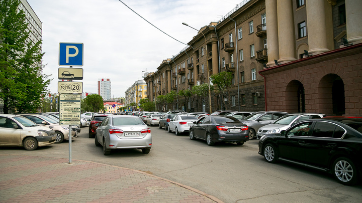 В центре Красноярска несколько парковок сделают платными