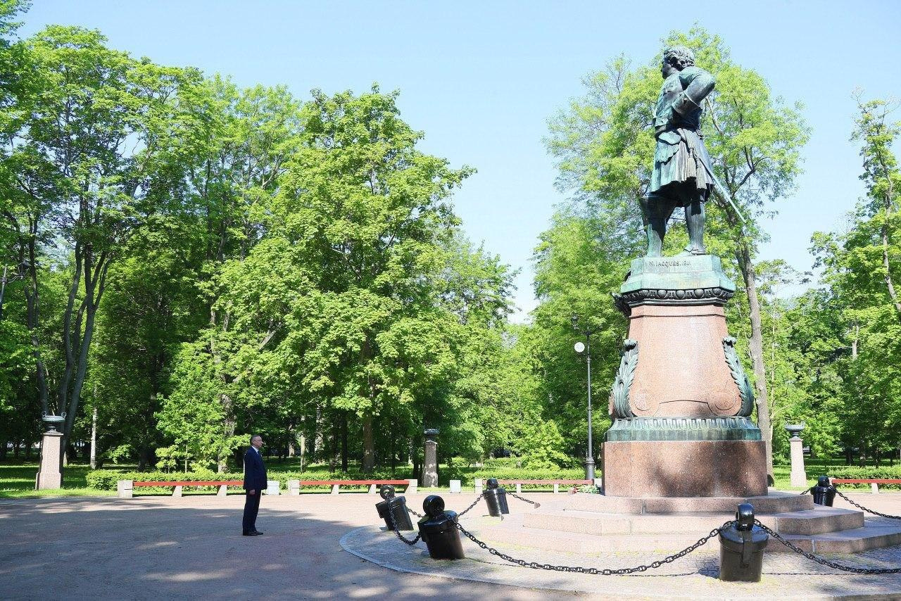 Кронштадт 1 июня. Памятник Петру 1 в Санкт-Петербурге. Памятник Петру 1 в Санкт-Петербурге Кронштадт. Памятник Петру i (Кронштадт). Памятник Петру первому в Кронштадте.