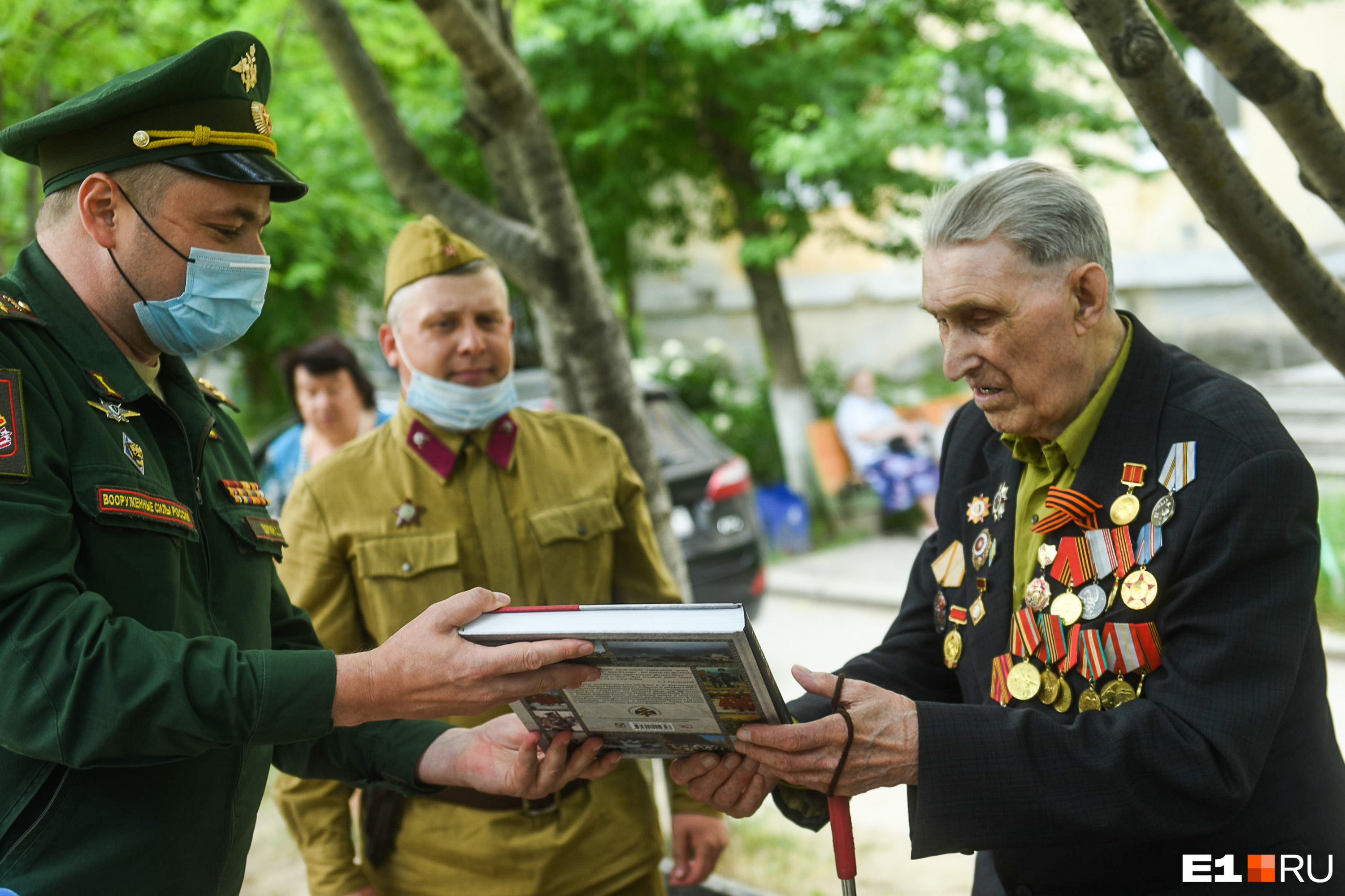 Офицеры ЦВО подарили ветерану книгу об истории русской армии. <br>— Спасибо за ваш подвиг, — сказали они и предложили спеть «Смуглянку» <br>