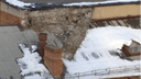 В Ленинском районе кусок штукатурки повис на крыше — он оторвался после схода снега