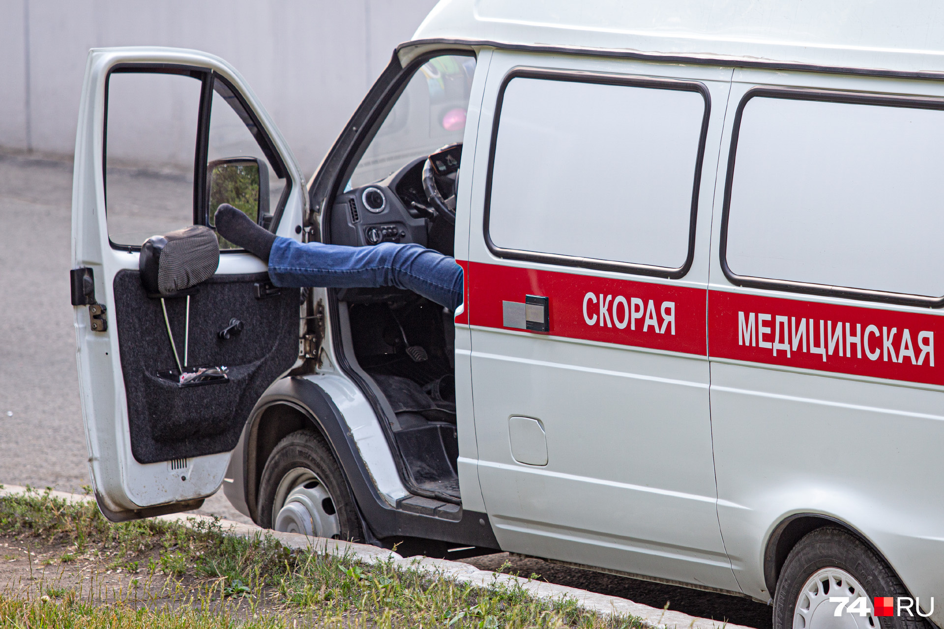 Сложнее всего пришлось тем, кто в жару оставался на работе. Скорые всё так же стояли в очередях на КТ Сложнее всего пришлось тем, кто в жару оставался на работе. Скорые всё так же стояли в очередях на КТ