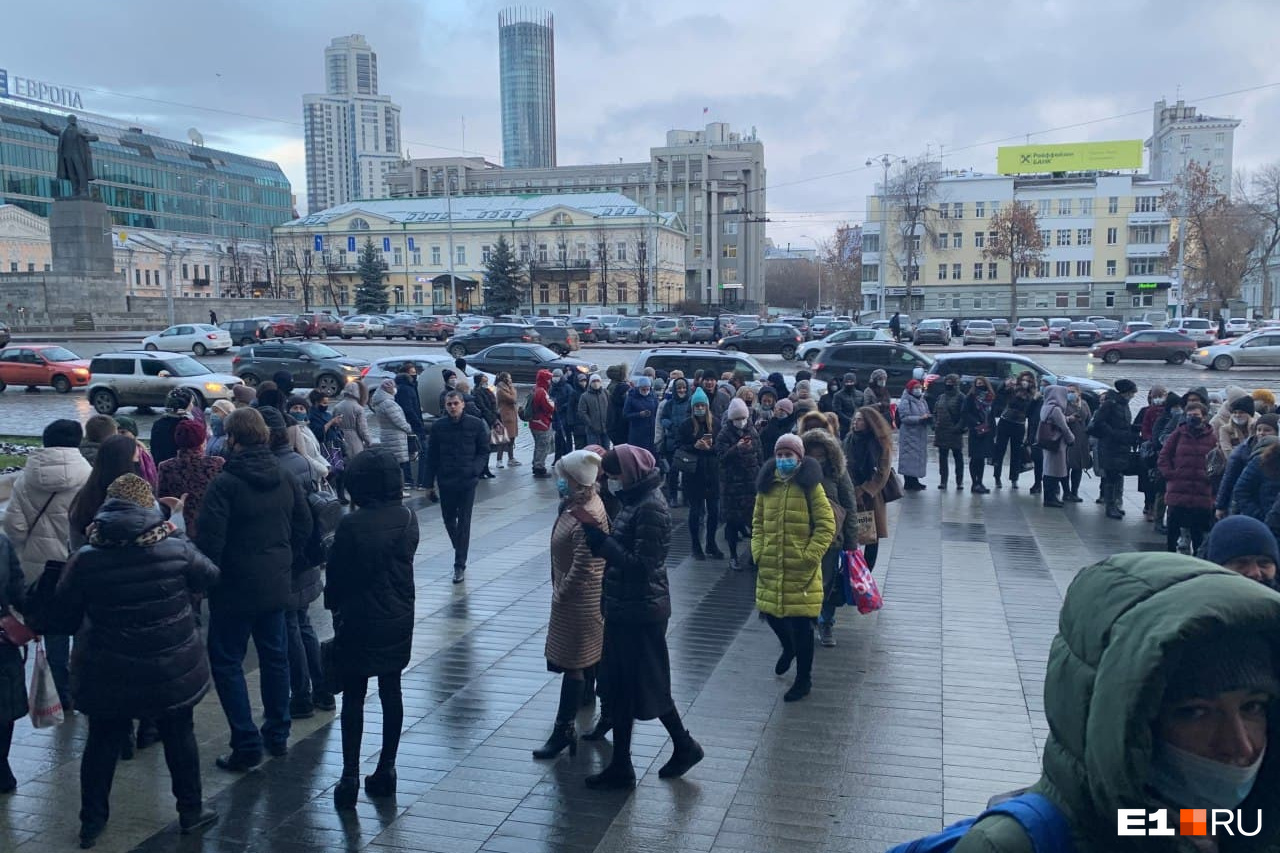 Что сегодня происходило в городе. Очередь. Огромная очередь. Екатеринбург очередь. Екатеринбург сейчас.