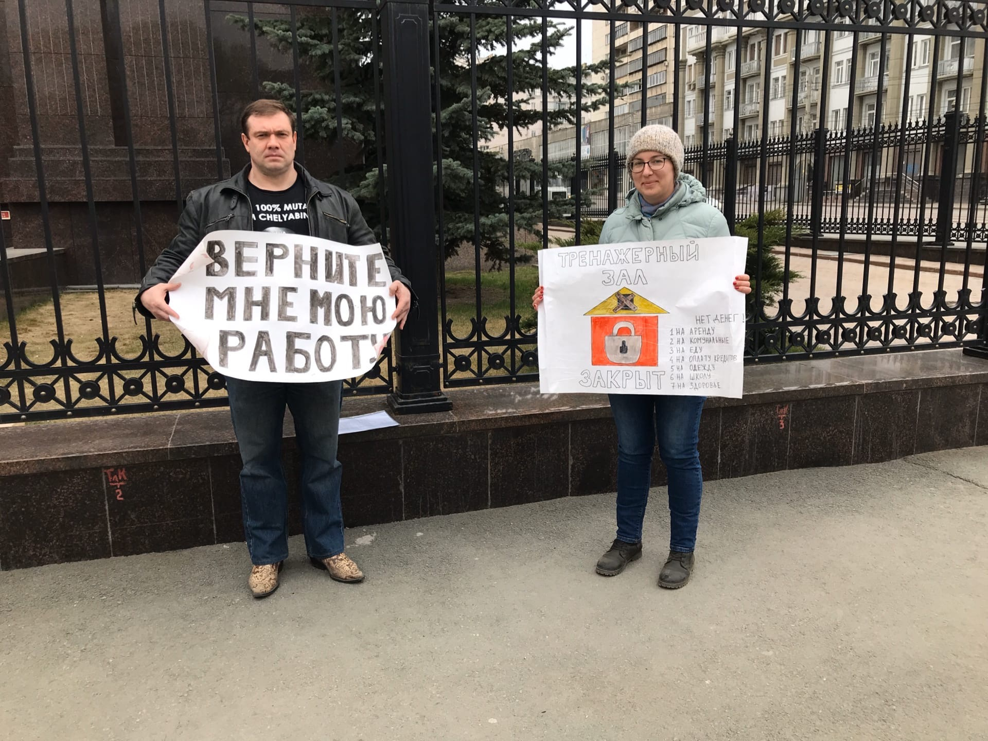 Владимир Филь пришёл к резиденции губернатора вместе с женой Владимир Филь пришёл к резиденции губернатора вместе с женой
