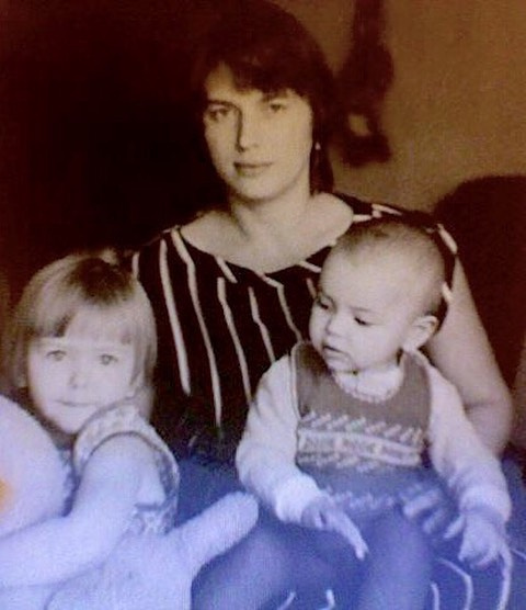 На этом фото Ирина (справа) со старшей сестрой Таней и мамой