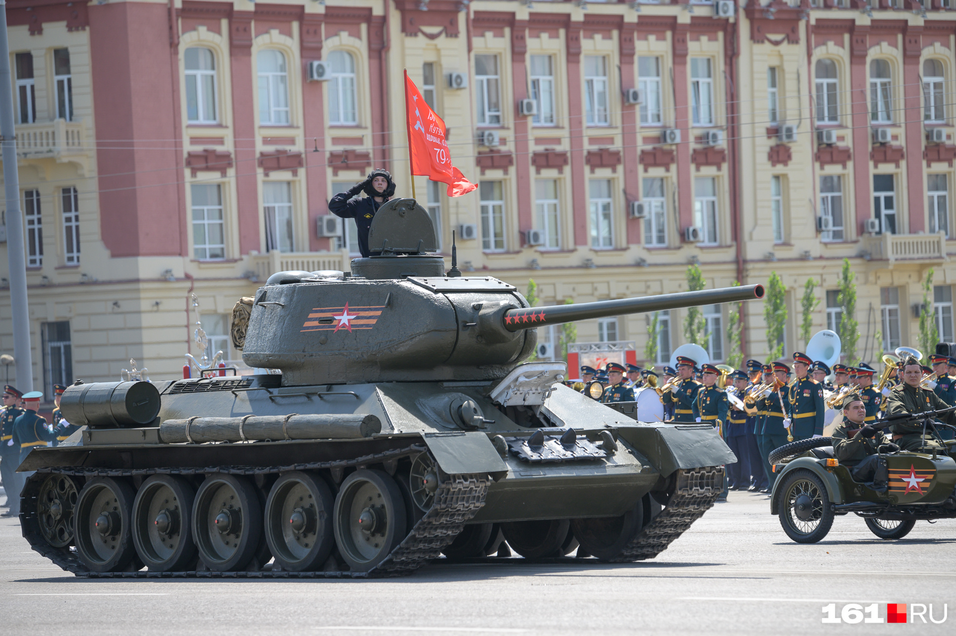 На параде было несколько десятков единиц военной техники На параде было несколько десятков единиц военной техники