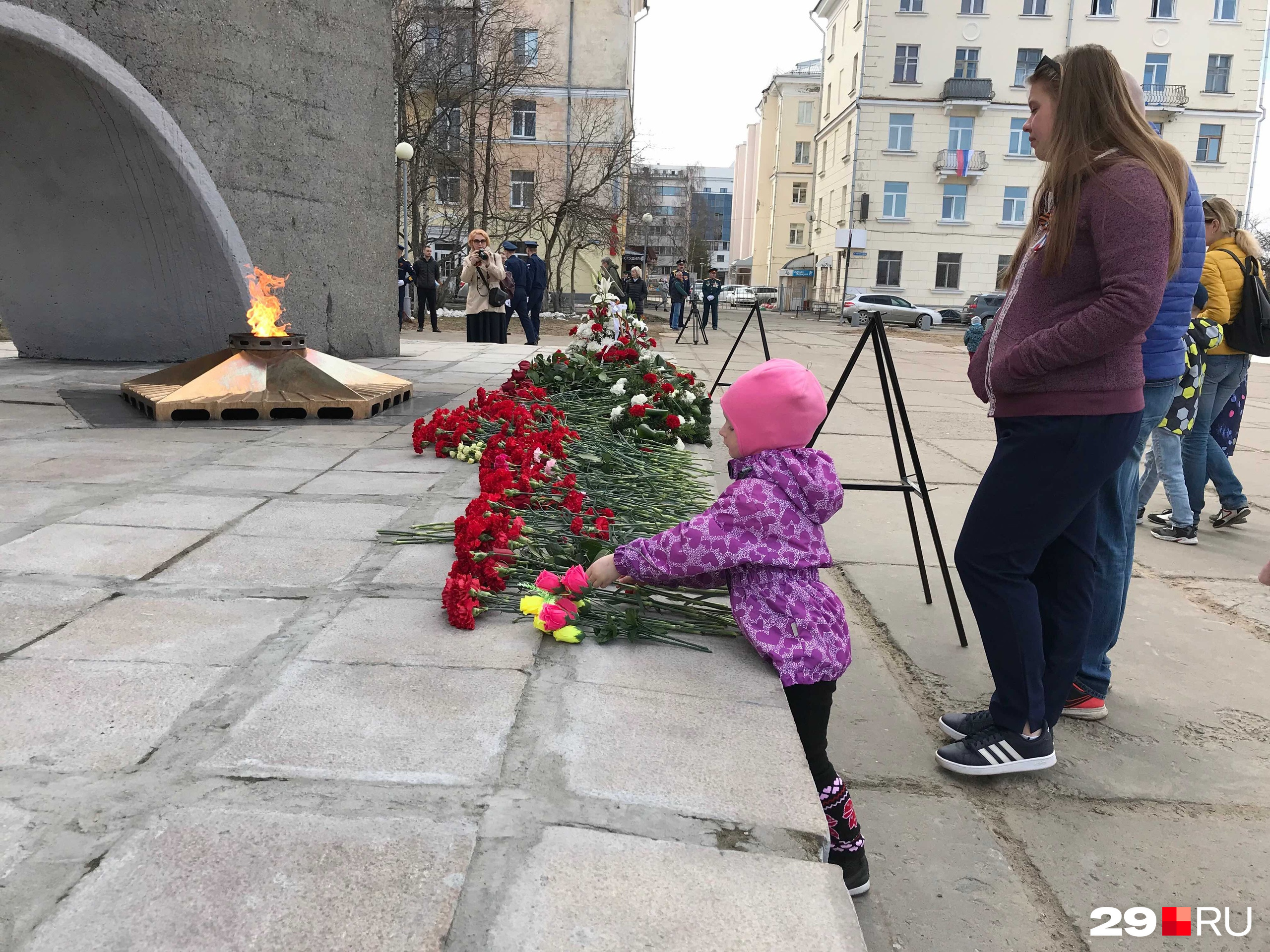 И родители, которые сами знают о войне только от дедушек и бабушек, передают эту память свои детям И родители, которые сами знают о войне только от дедушек и бабушек, передают эту память свои детям