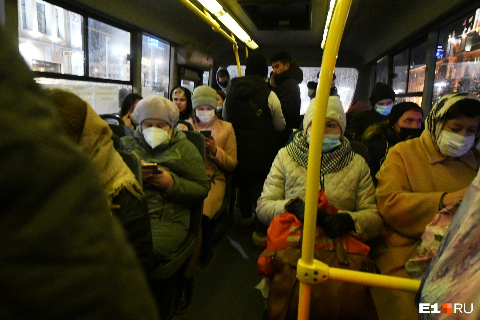 Почти все пассажиры носят маски в транспорте Почти все пассажиры носят маски в транспорте