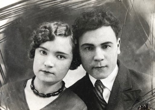 Это фото сделали в 1936-м году. На нём — Валентина и её брат Георгий. Сестра старше его на три года. Сравните с самым первым фото и обратите внимание, как поменялись женские причёски почти за 40 лет