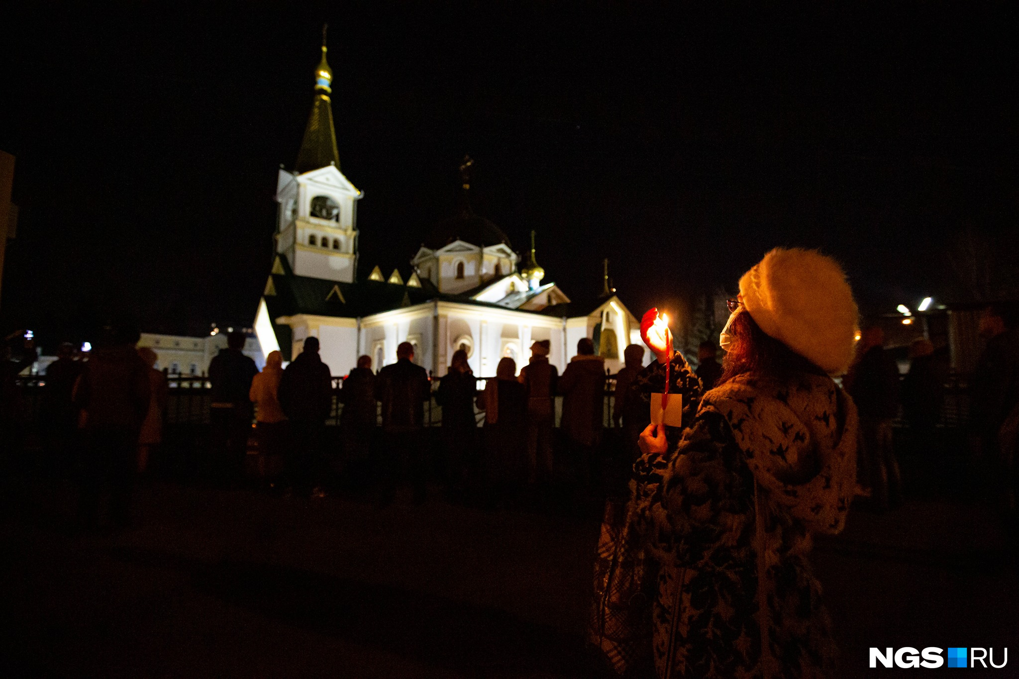 Новосибирск. Прихожане собрались за забором храма
