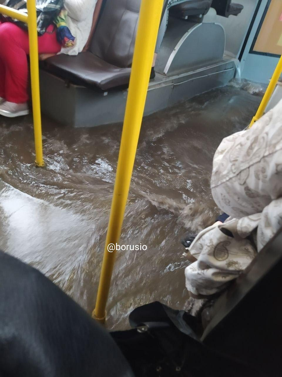 Вода попала в салон автобуса в Красноярске Вода попала в салон автобуса в Красноярске