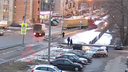В Ярославле грузовик выехал с проспекта и врезался в территорию школы