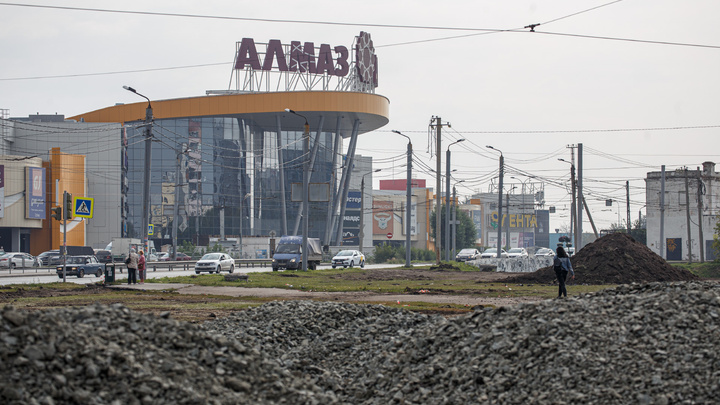 Пешеходный участок на пути к ТРК «Алмаз» в Челябинске начали приводить в порядок (наконец-то!)