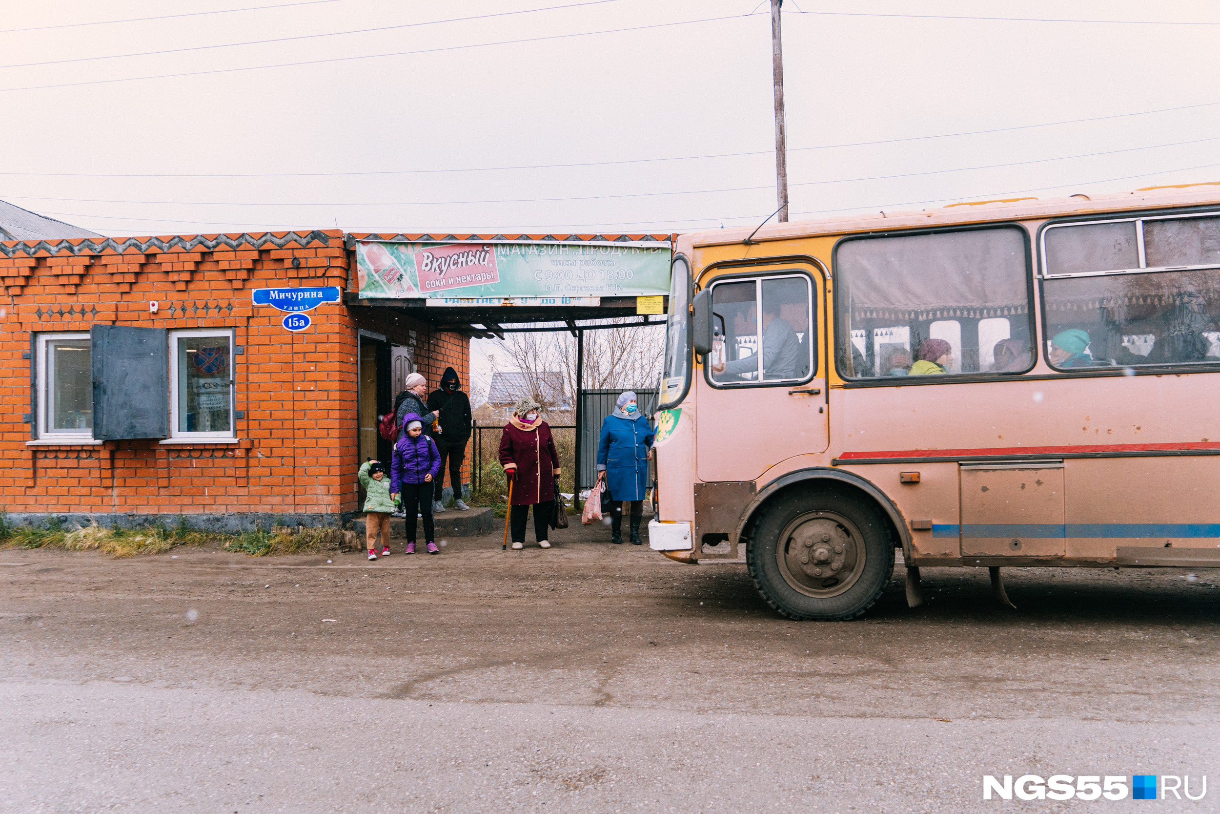 Старые автобусы время от времени курсируют по городу, а потом уезжают в соседние села