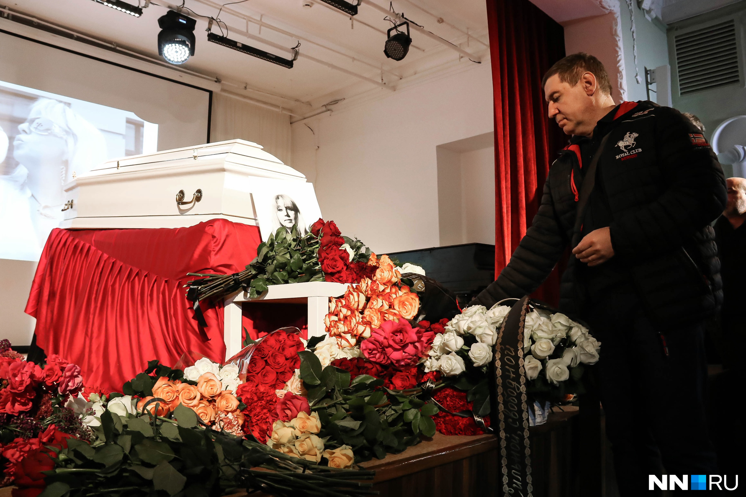 Прощание с Ириной Славиной. Церемония прощания в крематории.