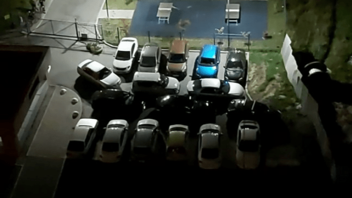 «Я паркуюсь как...»: в Екатеринбурге водители ставят по два десятка машин на крохотных клочках земли