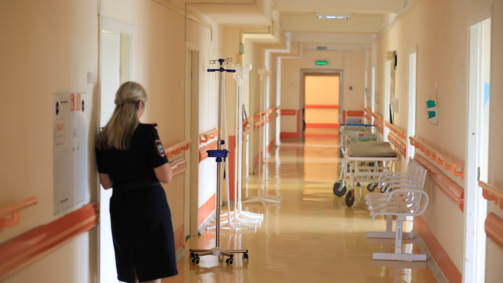 Не хватает врачей, пациенты лежат в коридорах: о ситуации в краевой больнице