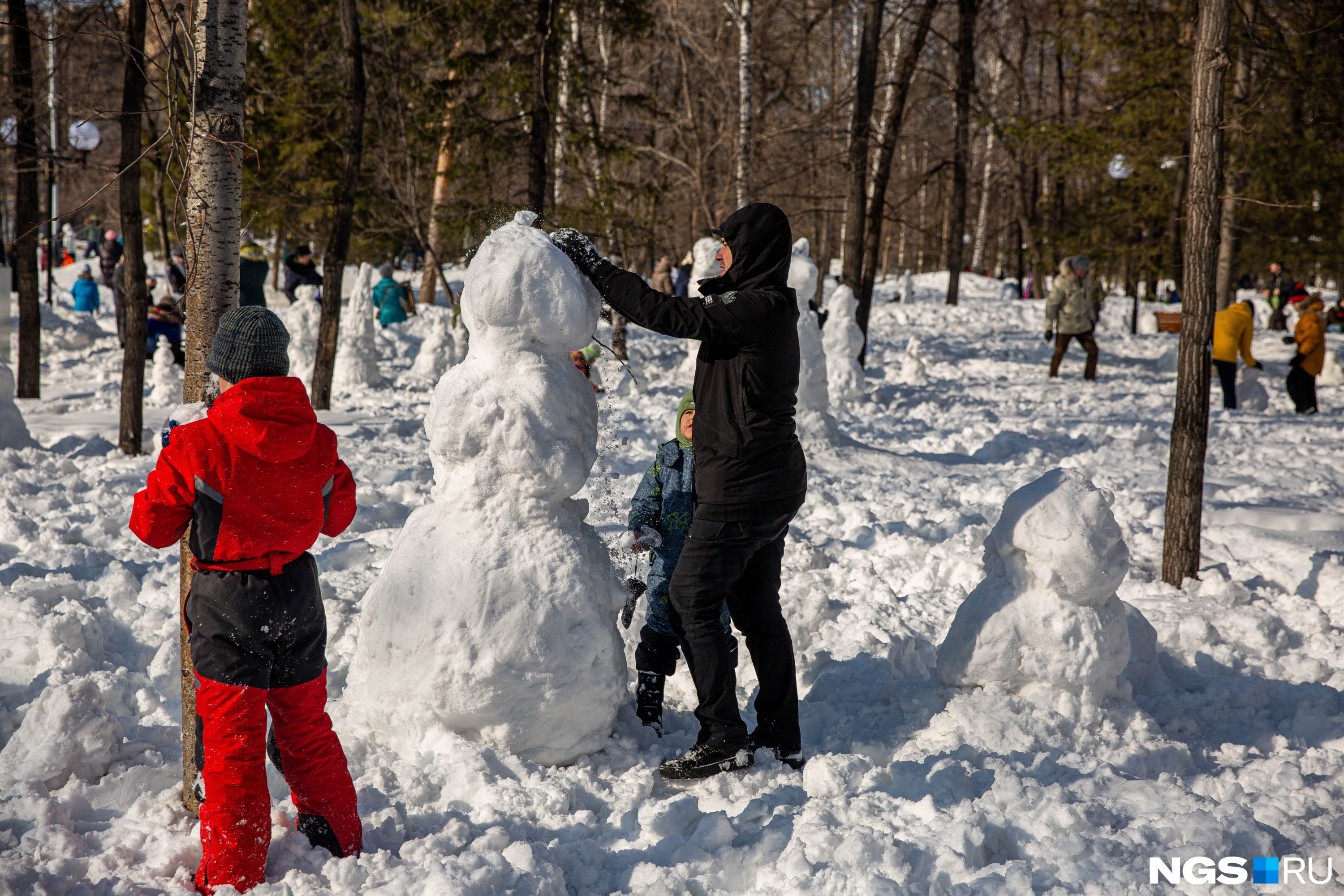 Родители с детьми с удовольствием лепили снеговиков из талого снега
