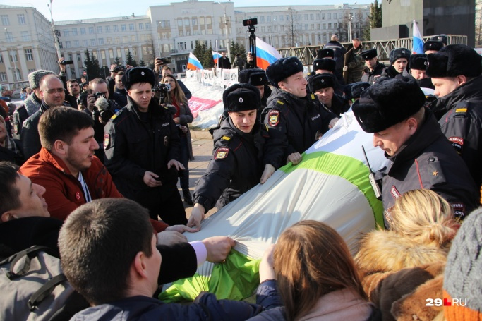 Активисты хотели разместить на площади палатку, в которой и хотели продолжать протестовать, но полиция убрала «незаконное строение» Активисты хотели разместить на площади палатку, в которой и хотели продолжать протестовать, но полиция убрала «незаконное строение»