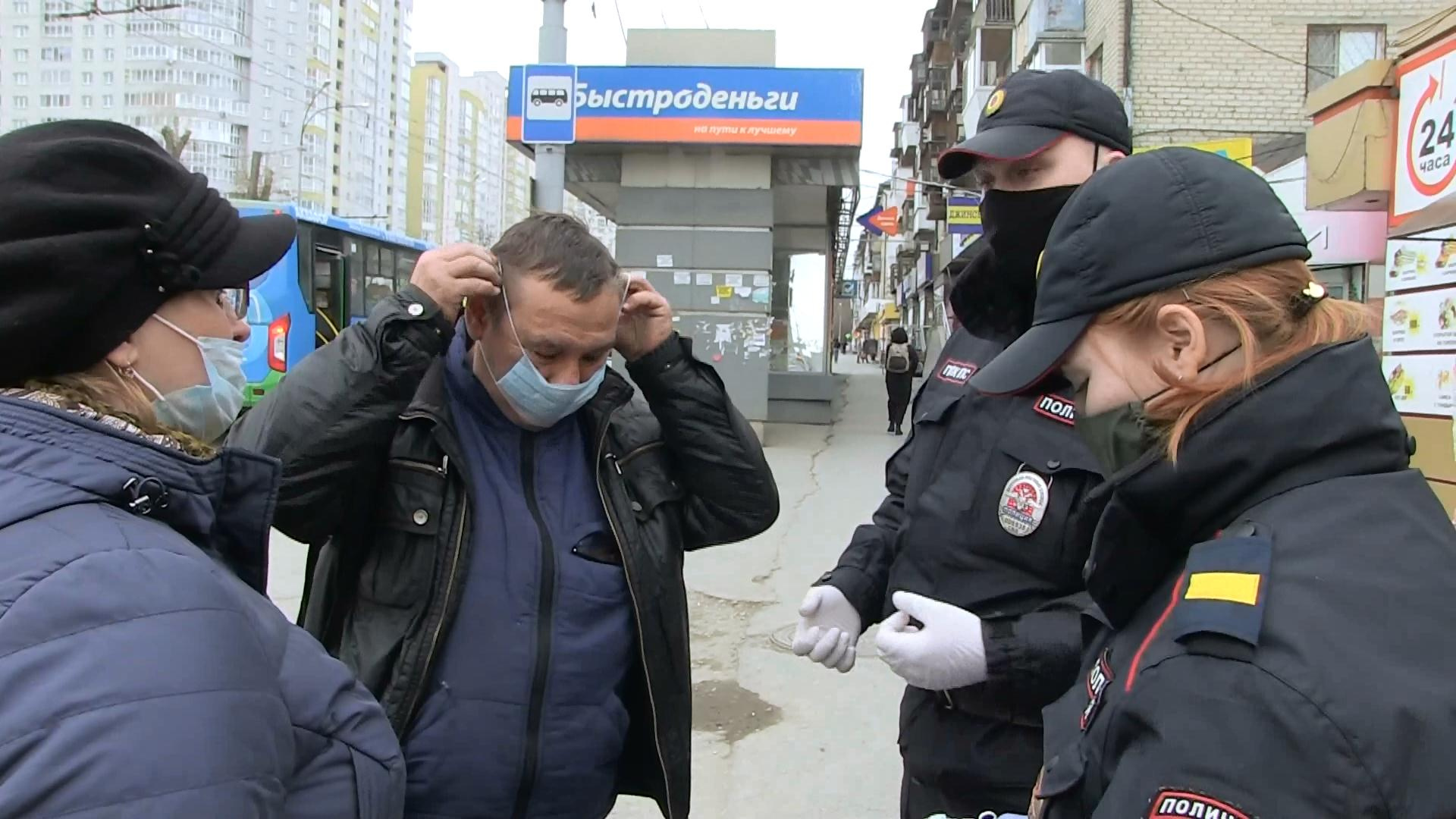 Полицейские штрафуют за маски