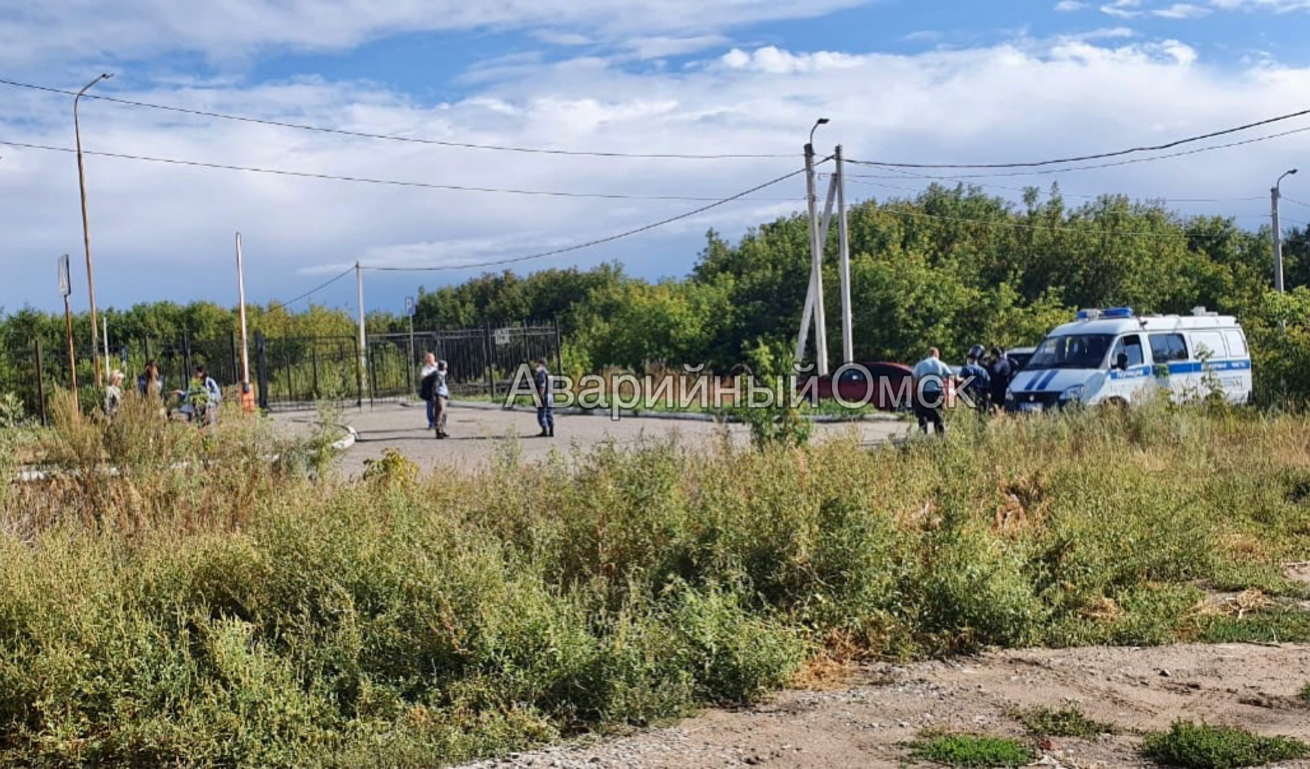 Возле Кировского суда стоит полицейская машина Возле Кировского суда стоит полицейская машина