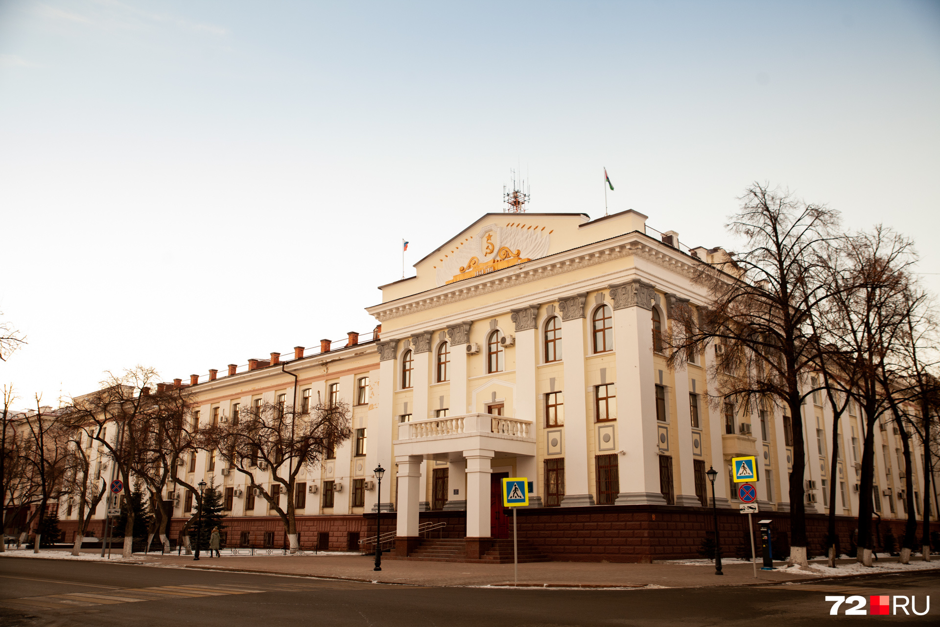 Здание ленин. Тюмень здание правительства. Дом правительства Тюмень. Ленин на здании. История здание правительство Тюмени.