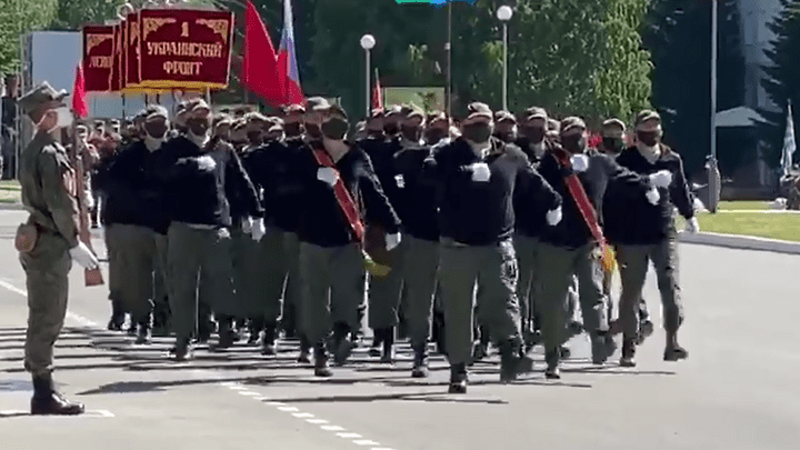 Все солдаты в масках: показываем, как проходит репетиция военного парада в Екатеринбурге