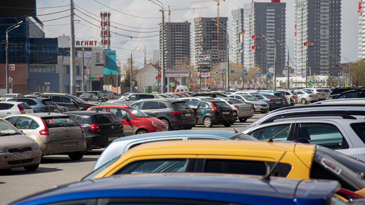 Ищем свободное местечко. Как в Челябинске в самоизоляцию выглядят парковки в центре города