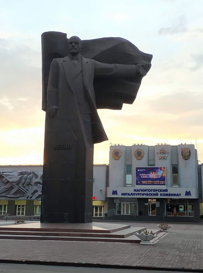 Памятник Ленину перед ММК напоминает памятник Ельцину у Ельцин-центра