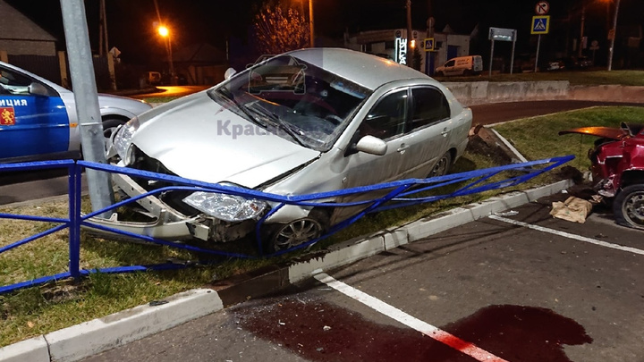 Пьяный красноярец снёс ограждения и врезался в автомобиль на парковке у «Ленты»