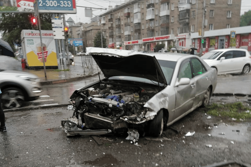 Нгс новосибирск новости последние происшествия. Авария на Маркса Новосибирск. Авария в районе площади Маркса. Авария на площади Маркса в Новосибирске. Автомобиль пробил металлическое ограждение.