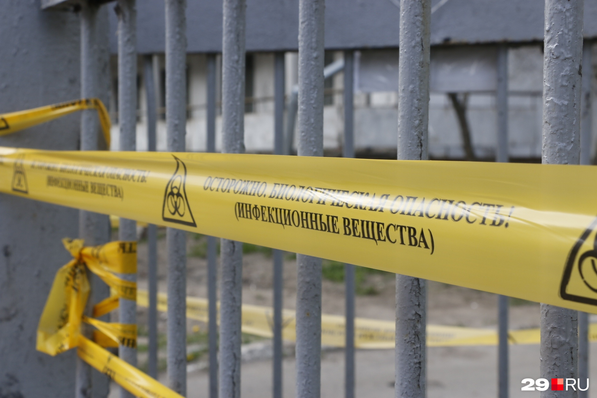 Яркие наклейки у центра Семашко предупреждают об опасности Яркие наклейки у центра Семашко предупреждают об опасности