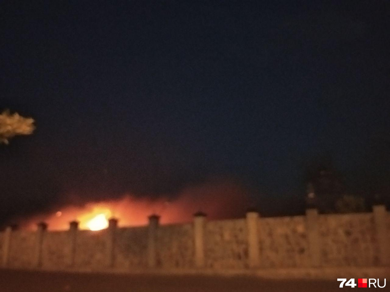 Небо осветило зарево от огня Небо осветило зарево от огня