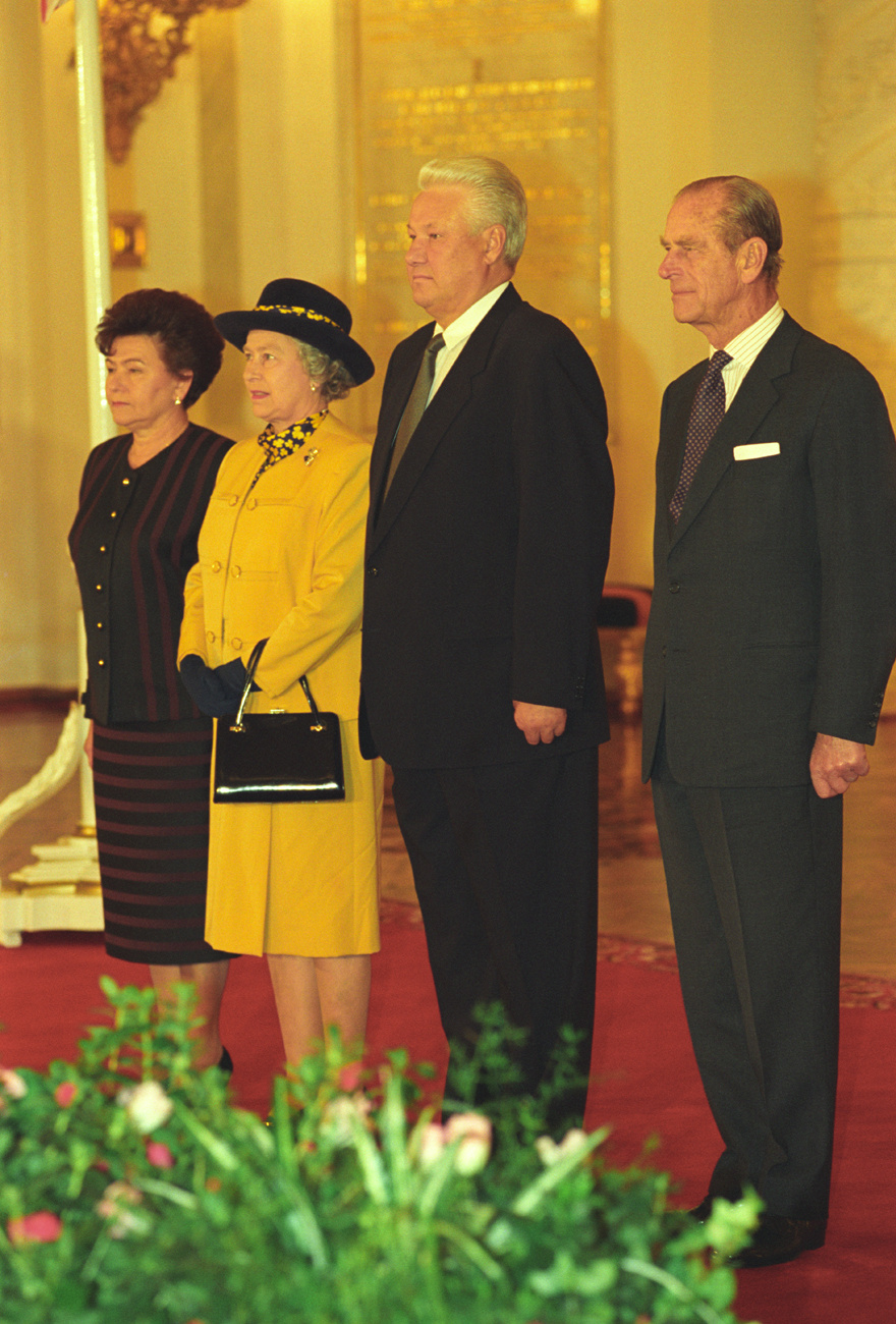 Государственный визит королевы Елизаветы II в РФ. Слева направо: Наина Иосифовна Ельцина, королева Елизавета II, Борис Николаевич Ельцин, герцог Эдинбургский Филипп. Официальная церемония в Георгиевском зале Кремля, 17 октября 1994 года<br>