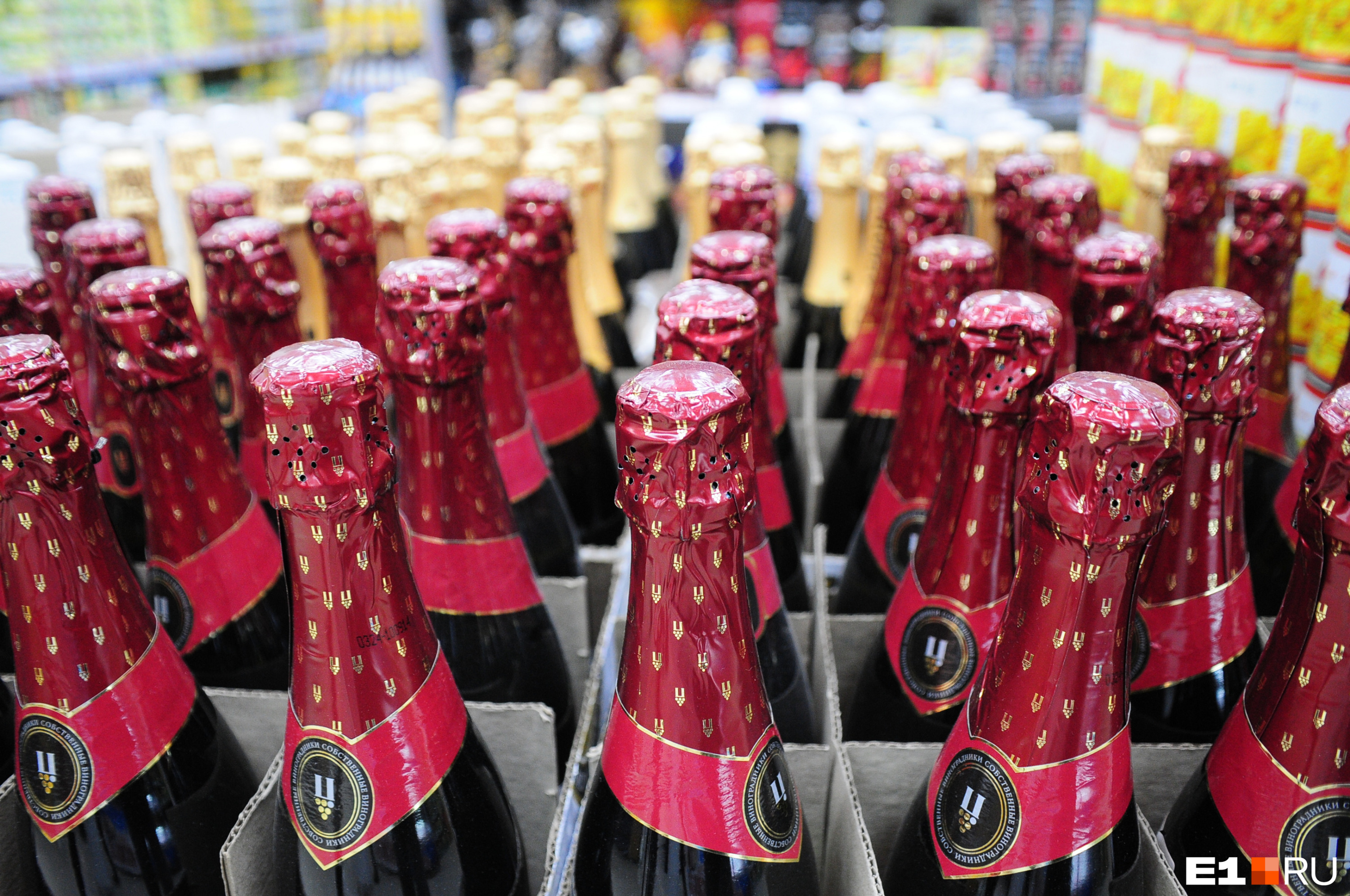 Этого еще не хватало! В Екатеринбурге перед Новым годом взлетели цены на шампанское и водку