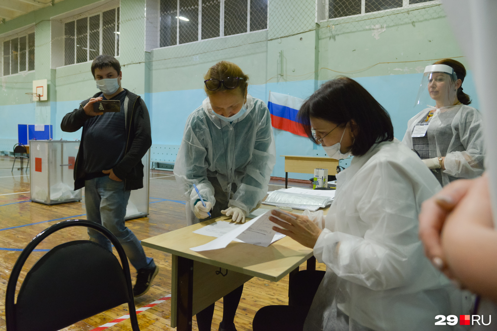 архангельск розыгрыш на выборах. фотография из газеты выборы. выборы в архангельске 2016 год. архангельск розыгрыш на выборах. избирательная комиссия архангельской области.