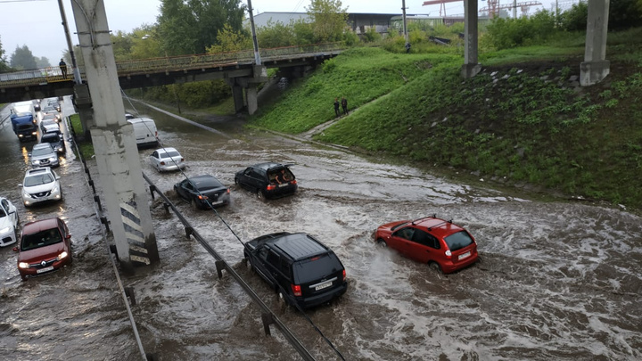«Может, в этом причина потопа?» За год в Екатеринбурге отремонтировали всего 58 метров ливневки