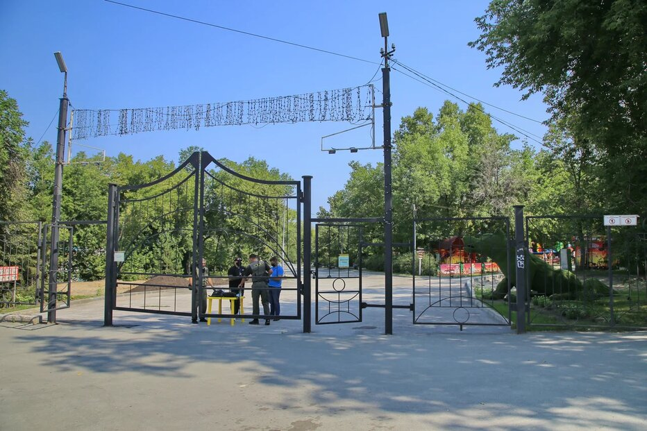 На входе в парк Кирова посетителям бесплатно раздают маски