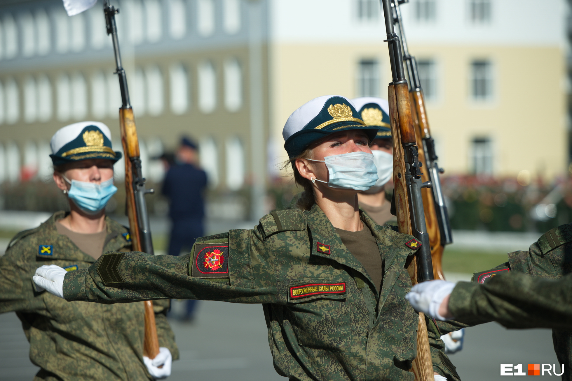 В плотной форме в жаркую погоду на плацу даже стоять тяжело, а участники парада часами чеканят шаг В плотной форме в жаркую погоду на плацу даже стоять тяжело, а участники парада часами чеканят шаг