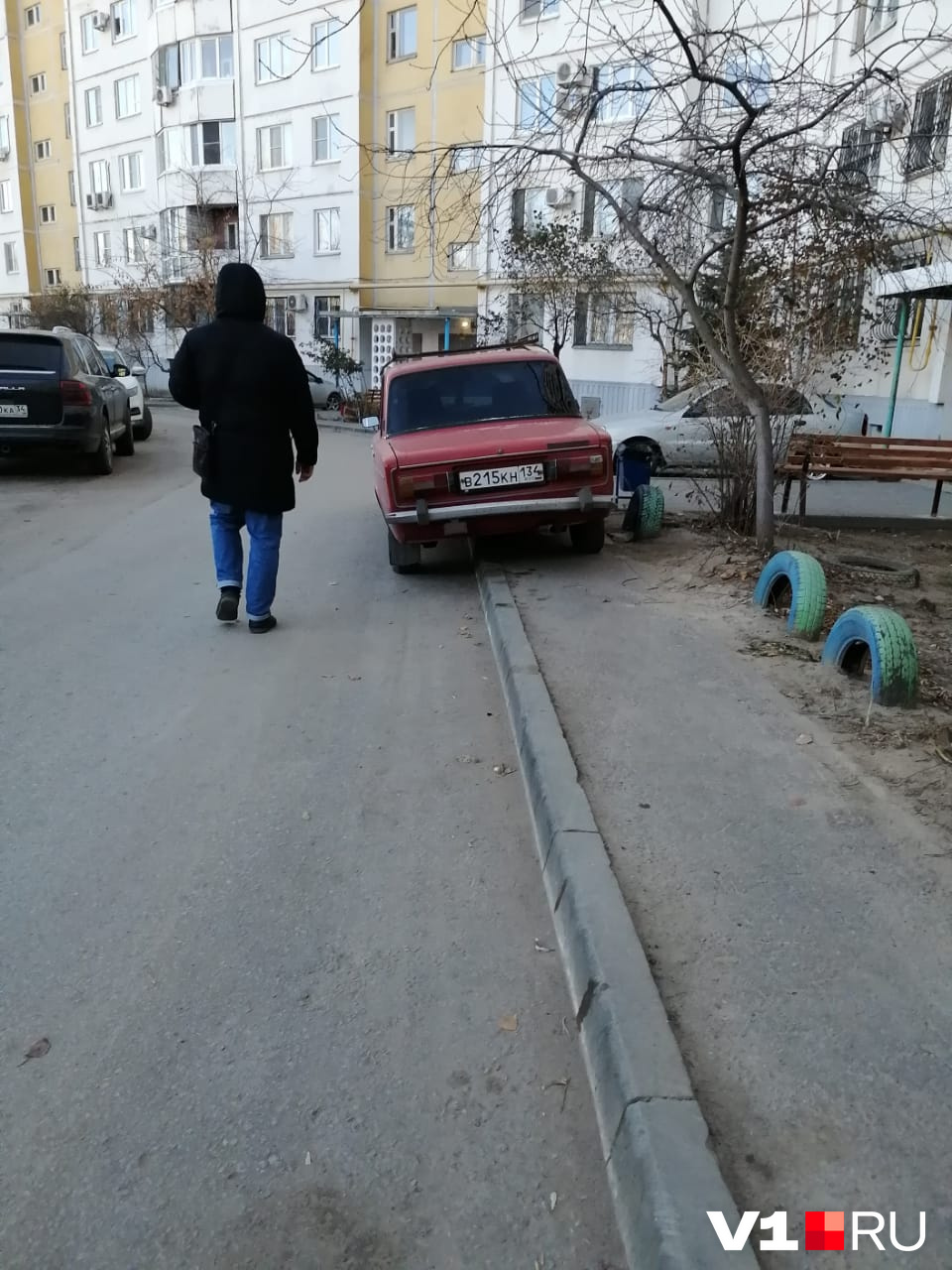 Машина на тротуаре, а обходить — по дороге?