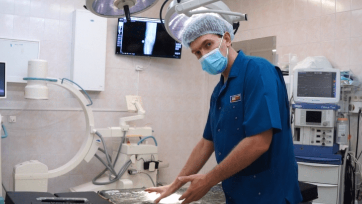 «Что мы видим, когда пациент закрывает глаза»: ректор ПИМУ провёл видеоэкскурсию по операционной