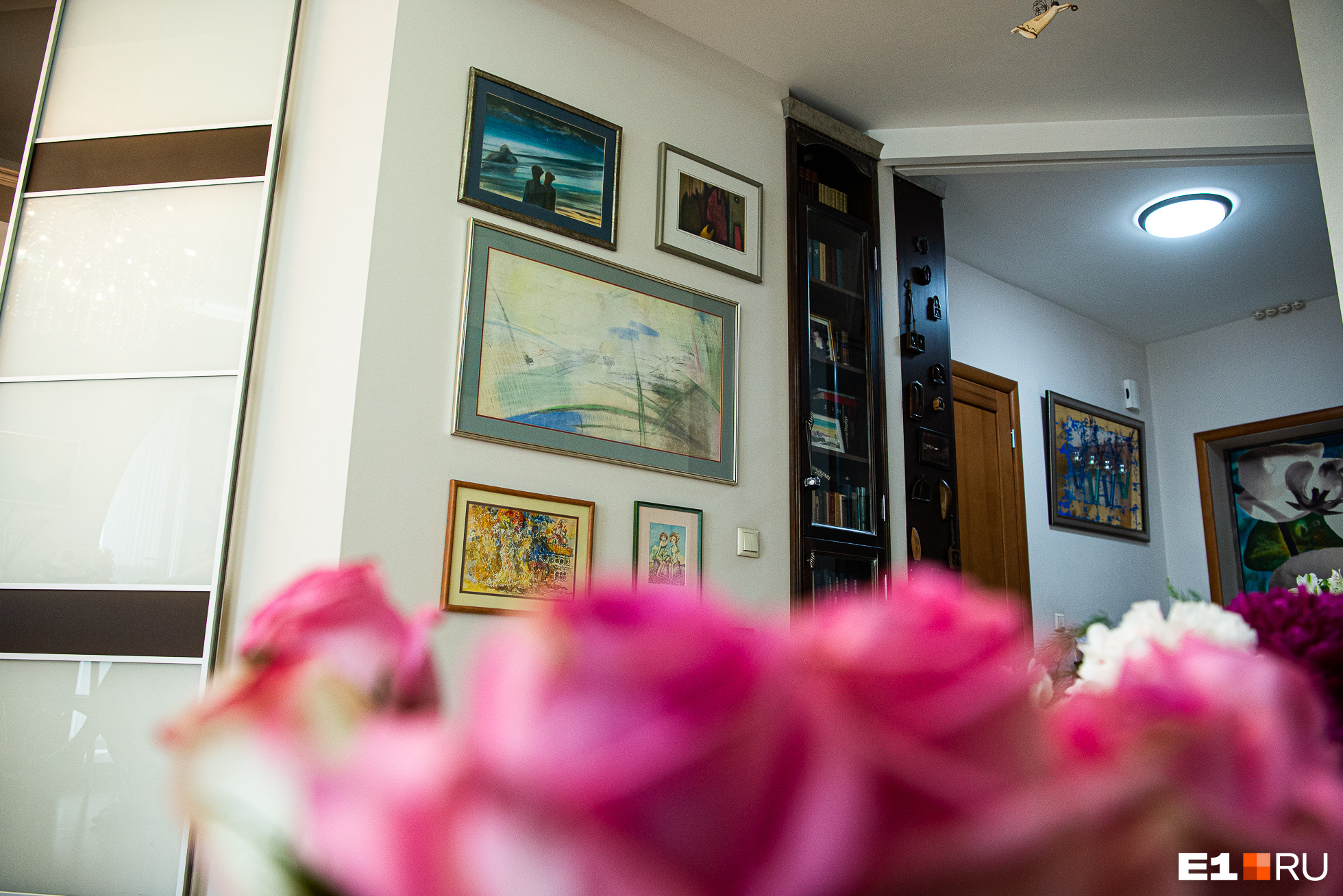 На стенах в уютной и светлой квартире Тамары Васильевны висят картины и фотографии