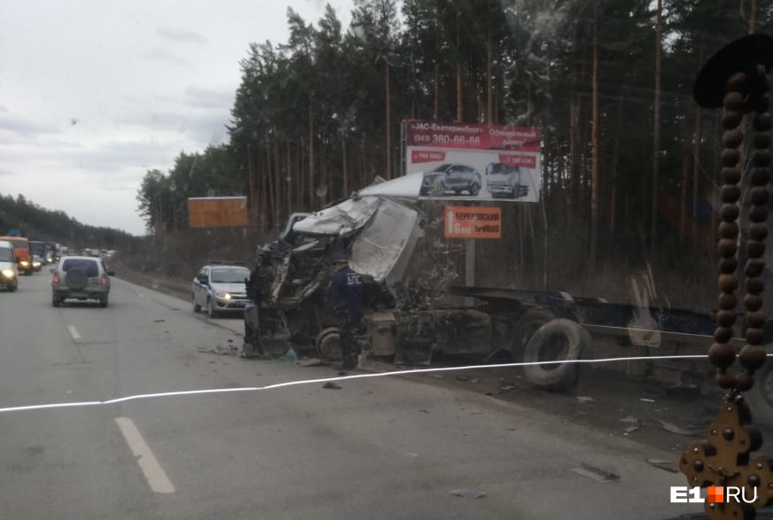 Авария на серовском тракте вчера. Авария на серовском тракте вчера. Лобовое столкновение двух фур. Дтп на екаде сегодня. Сегодняшний авария в берёзовском свердловской области.