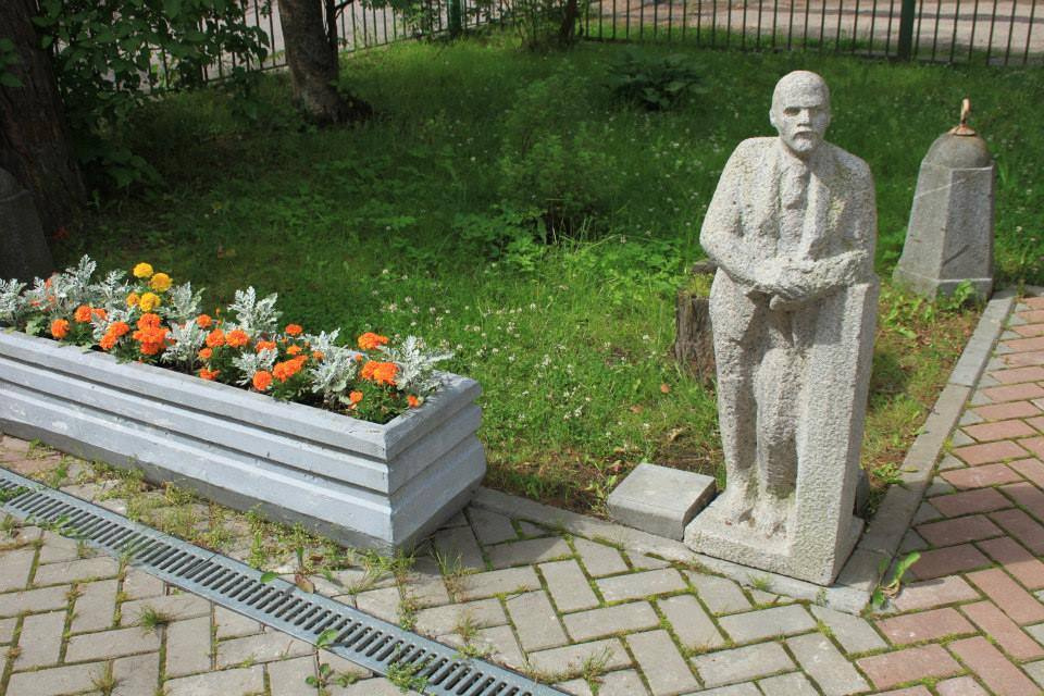 Это еще один памятник Ленину в Разливе 