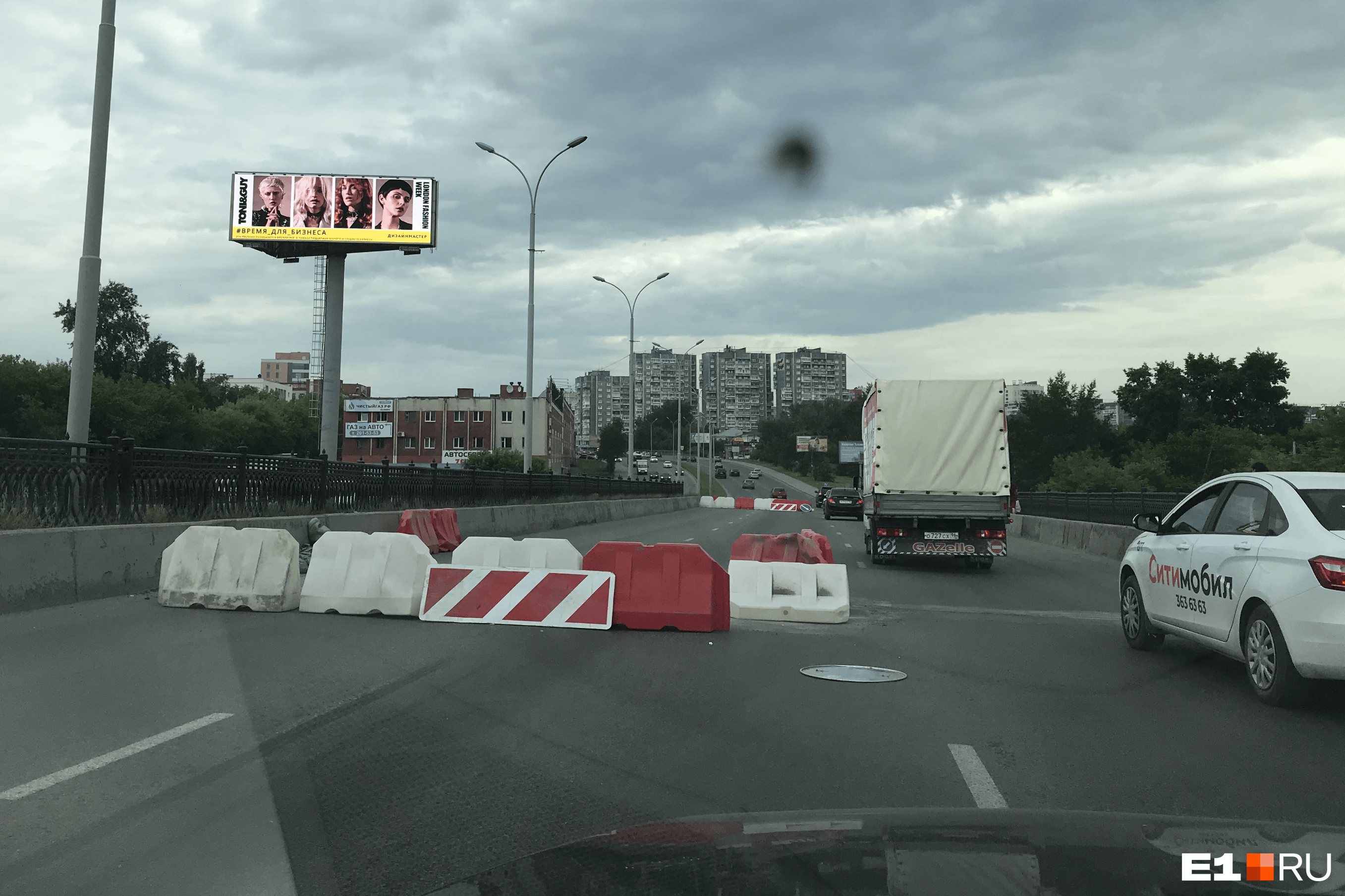 Утром на мосту водители не заметили рабочих. Только строительные блоки Утром на мосту водители не заметили рабочих. Только строительные блоки