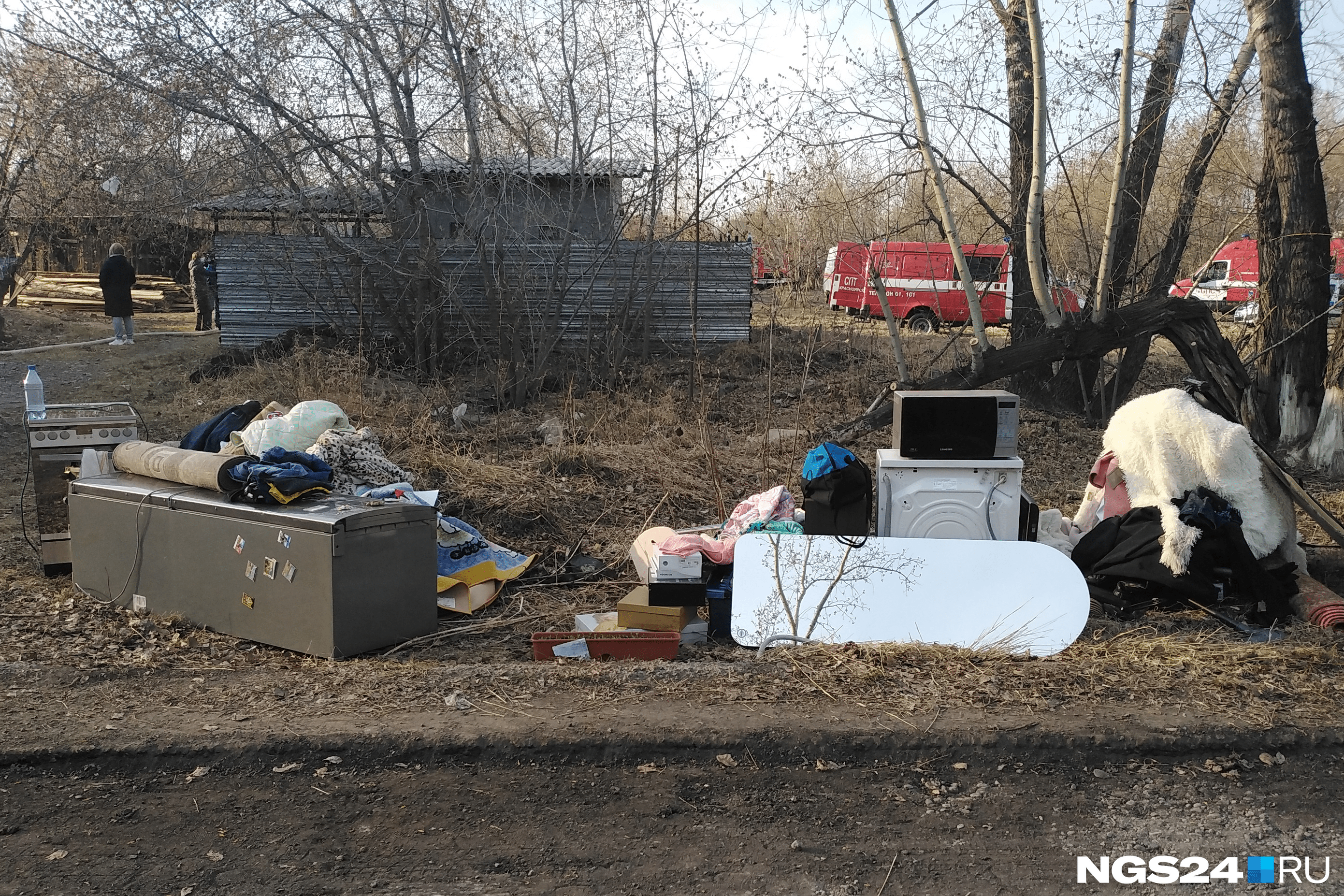 Некоторые жильцы Свердловской, 6 успели вынести из дома часть вещей, но из двух других домов люди выскакивали в чём были
