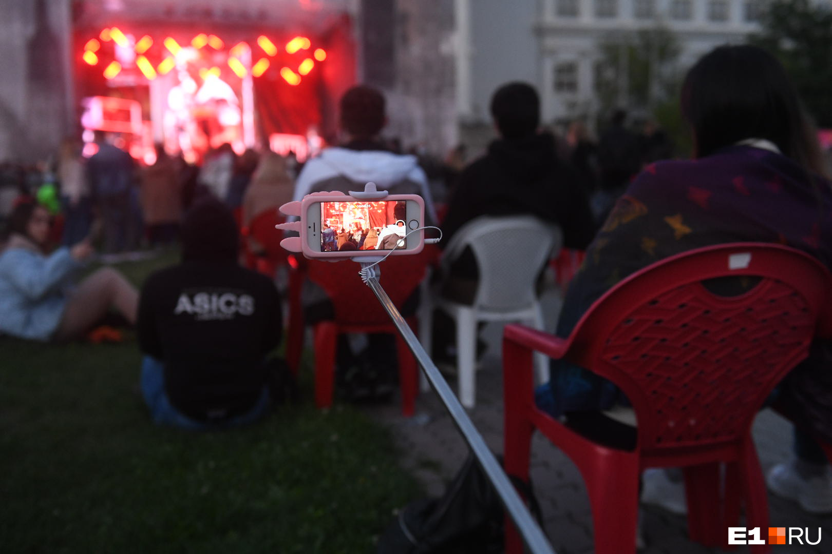 Многие снимали концерт на смартфоны