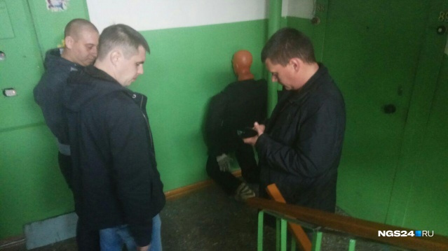 Наш корреспондент был на месте событий и даже стал свидетелем следственного эксперимента. Обвиняемый — лысый мужчина слева Наш корреспондент был на месте событий и даже стал свидетелем следственного эксперимента. Обвиняемый — лысый мужчина слева