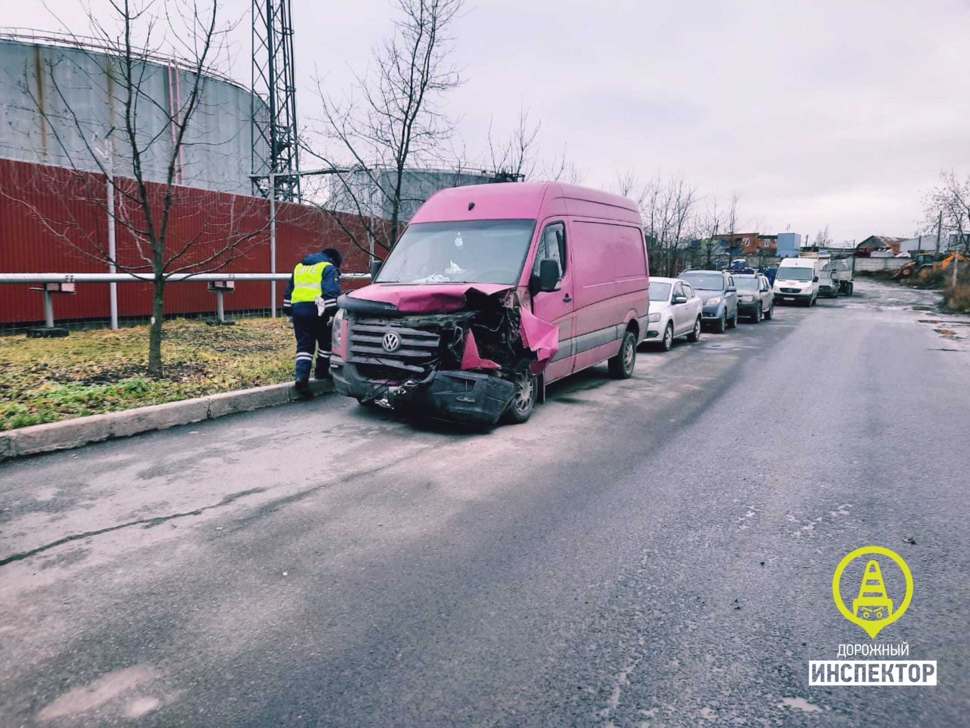 Полицейские нашли розовый фургон, таранивший автомобили в Купчино 28 ноября  2020 г. - 28 ноября 2020 - ФОНТАНКА.ру